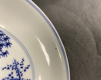 Un plat en porcelaine de Chine en bleu et blanc &agrave; d&eacute;cor 'Les trois amis de l'hiver', marque de Xuande, Kangxi